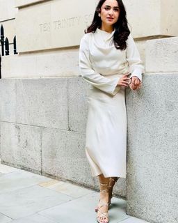 Yumna Zaidi feet photo 10