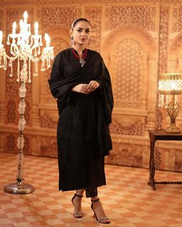 Yumna Zaidi feet photo 4