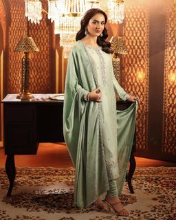 Yumna Zaidi feet photo 1