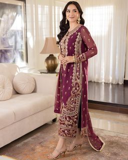 Yumna Zaidi feet photo 16