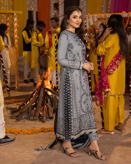 Yumna Zaidi feet photo 14