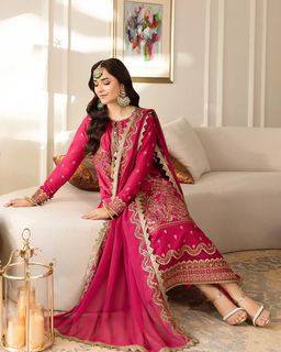 Yumna Zaidi feet photo 13