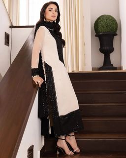 Yumna Zaidi feet photo 12