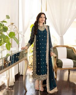Yumna Zaidi feet photo 11
