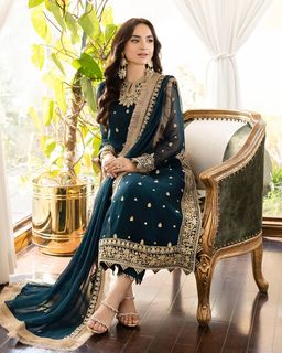 Yumna Zaidi feet photo 10