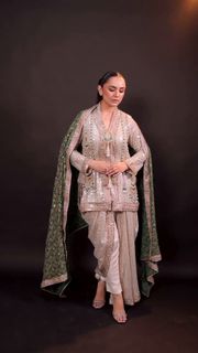 Yumna Zaidi feet photo 3