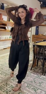 Yumna Zaidi feet photo 3