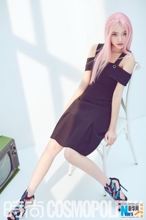 Yun Lin feet photo 7