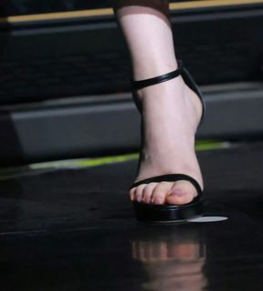 Yun Lin feet photo 8