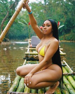 Yung Miami feet photo thumbnail