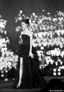Yuqi Chen feet photo 8