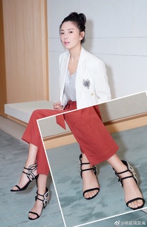 Yuqi Zhang feet photo 1