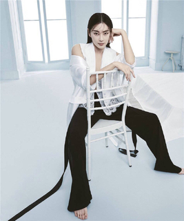Yuqi Zhang feet photo 13