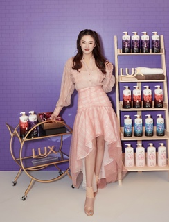Yuqi Zhang feet photo 13