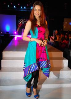 Yuvika Chaudhry feet photo 7