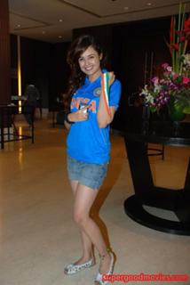 Yuvika Chaudhry feet photo 18