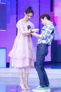 Yuxi Zhang feet photo 2