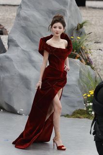 Yuxi Zhang feet photo 1