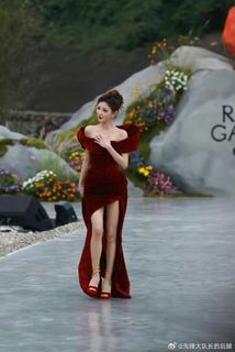 Yuxi Zhang feet photo 17
