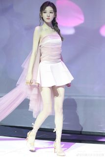 Yuxi Zhang feet photo 11
