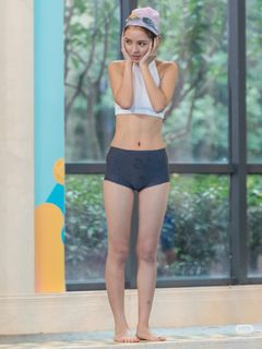 Yuxi Zhang feet photo 16