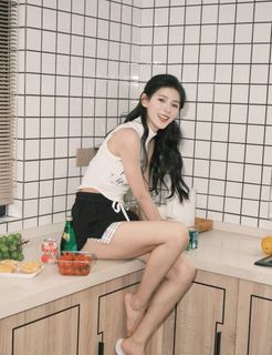 Yuxi Zhang feet photo 10