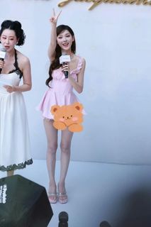 Yuxi Zhang feet photo 16