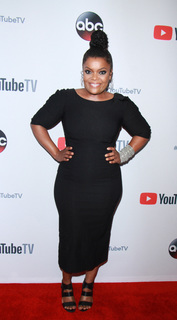 Yvette Nicole Brown feet photo 7