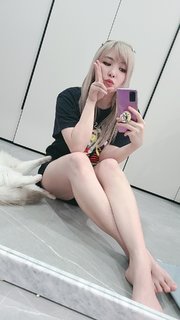 Yvonne 'Yvonnie' Ng feet photo 1
