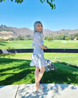 Yvonne 'Yvonnie' Ng feet photo 1