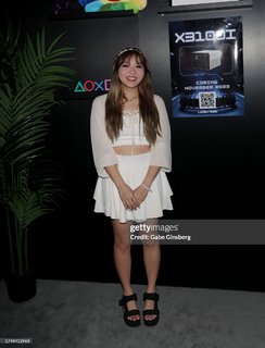 Yvonne 'Yvonnie' Ng feet photo 7