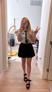 Yvonne 'Yvonnie' Ng feet photo 2