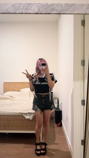 Yvonne 'Yvonnie' Ng feet photo 3