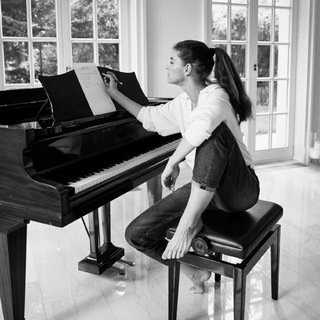 Yvonne Catterfeld feet photo thumbnail