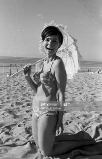 Yvonne Craig feet photo thumbnail