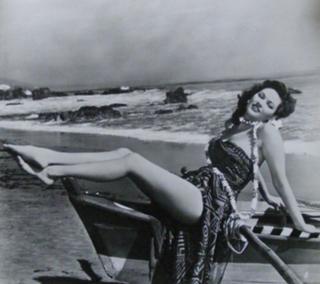 Yvonne De Carlo feet photo thumbnail