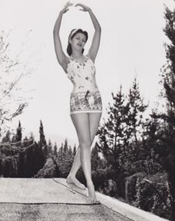 Yvonne De Carlo feet photo thumbnail