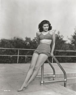 Yvonne De Carlo feet photo thumbnail