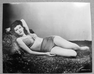 Yvonne De Carlo feet photo thumbnail