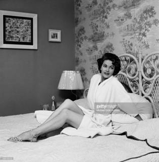 Yvonne De Carlo feet photo thumbnail