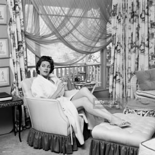 Yvonne De Carlo feet photo thumbnail