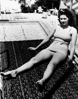 Yvonne De Carlo feet photo thumbnail