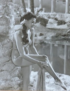 Yvonne De Carlo feet photo thumbnail