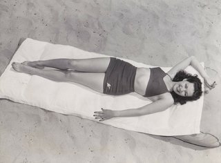 Yvonne De Carlo feet photo thumbnail