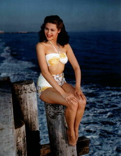 Yvonne De Carlo feet photo thumbnail