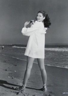 Yvonne De Carlo feet photo thumbnail