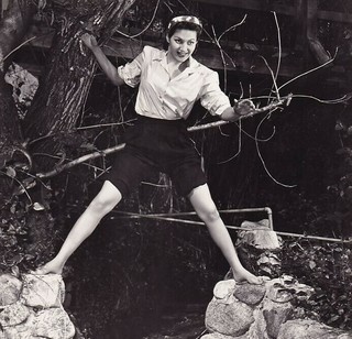 Yvonne De Carlo feet photo thumbnail