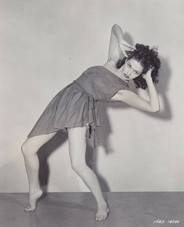 Yvonne De Carlo feet photo thumbnail