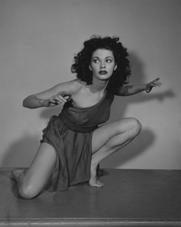 Yvonne De Carlo feet photo thumbnail