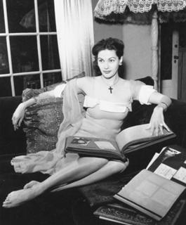 Yvonne De Carlo feet photo thumbnail